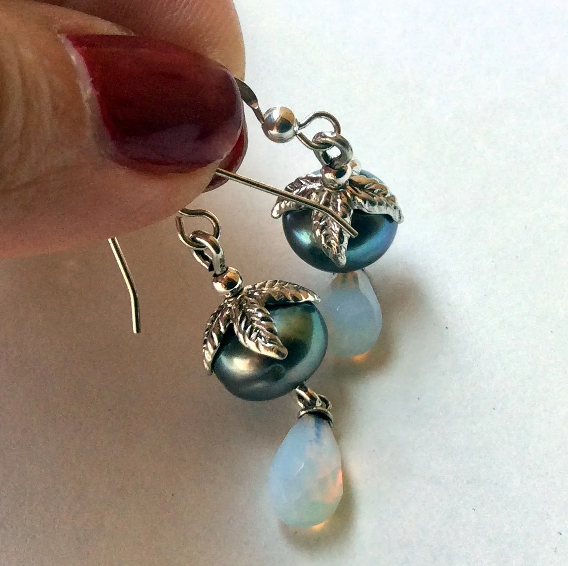 Dangle Black Pearl Leaves Earrings - All Night Long.