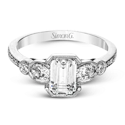 Engagement Ring in 18k Gold with Diamonds