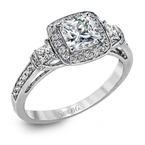 Engagement Ring in 18k Gold with Diamonds