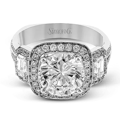 Engagement Ring in 18k Gold with Diamonds