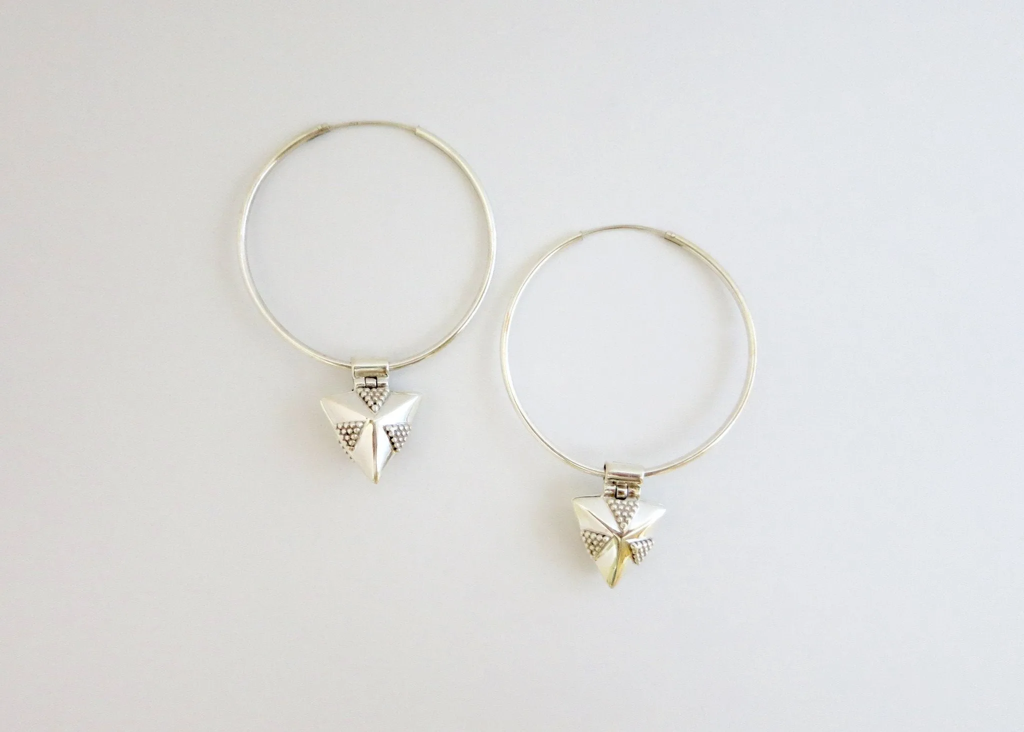 Exquisite, detachable, triangular, granulation-work locket hoops
