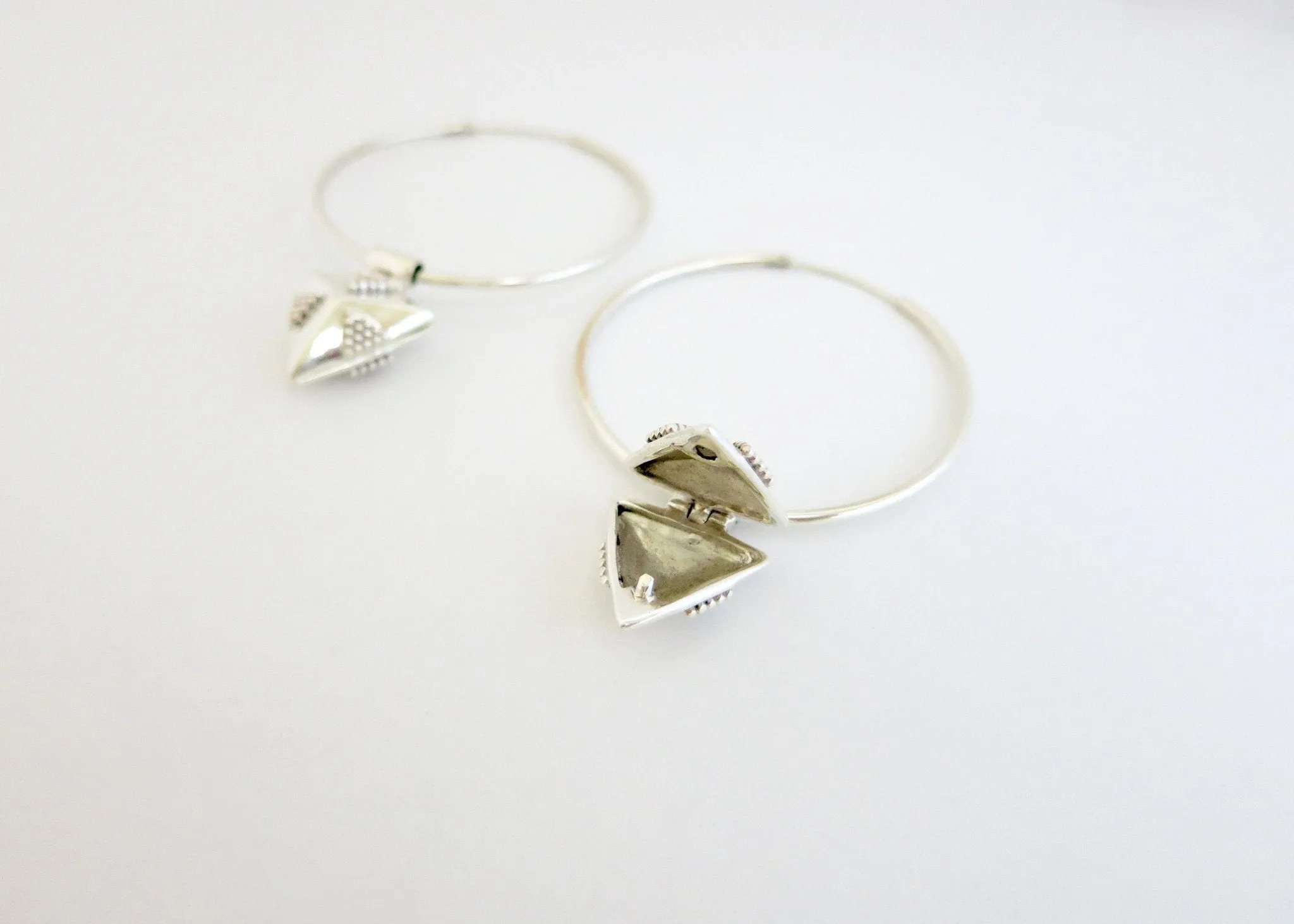 Exquisite, detachable, triangular, granulation-work locket hoops