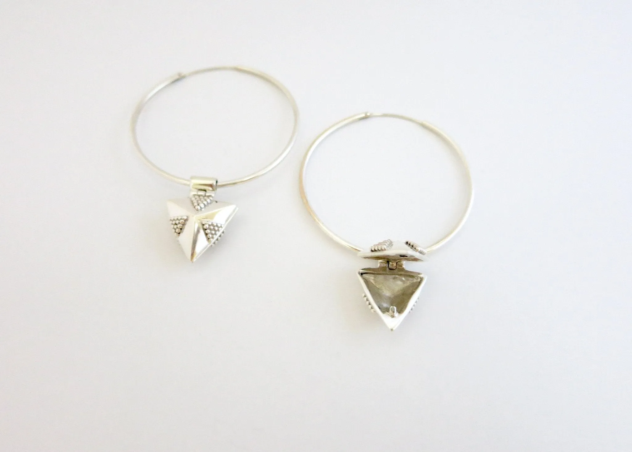 Exquisite, detachable, triangular, granulation-work locket hoops