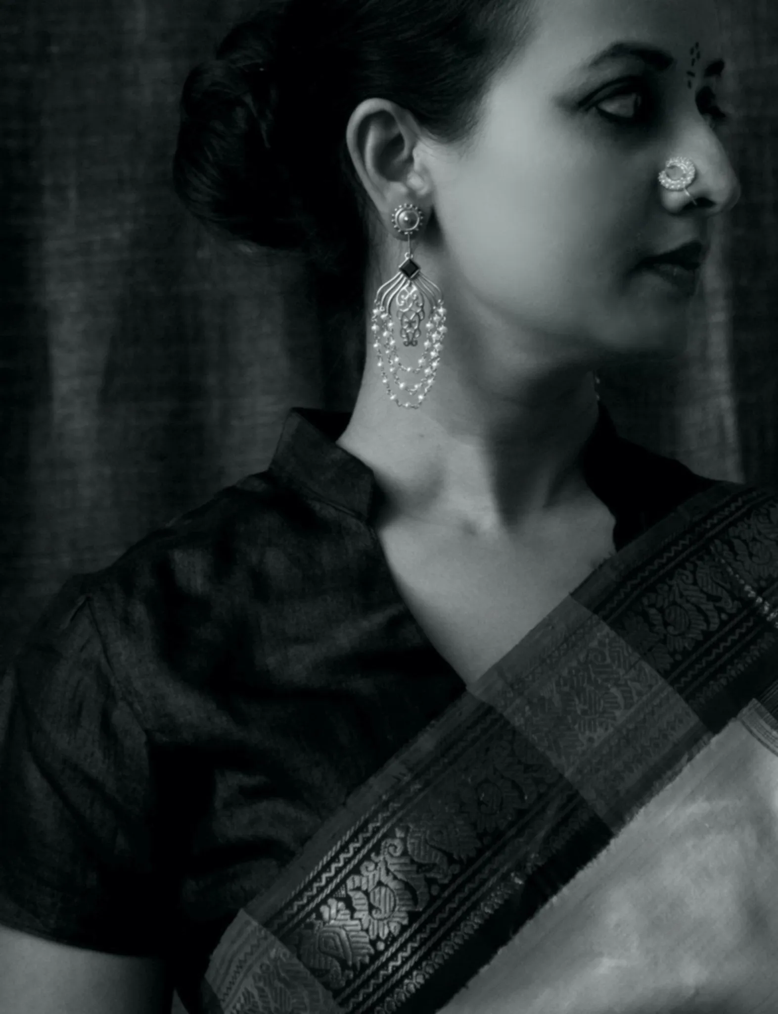 Gold-plated, draping pearls chandelier earrings