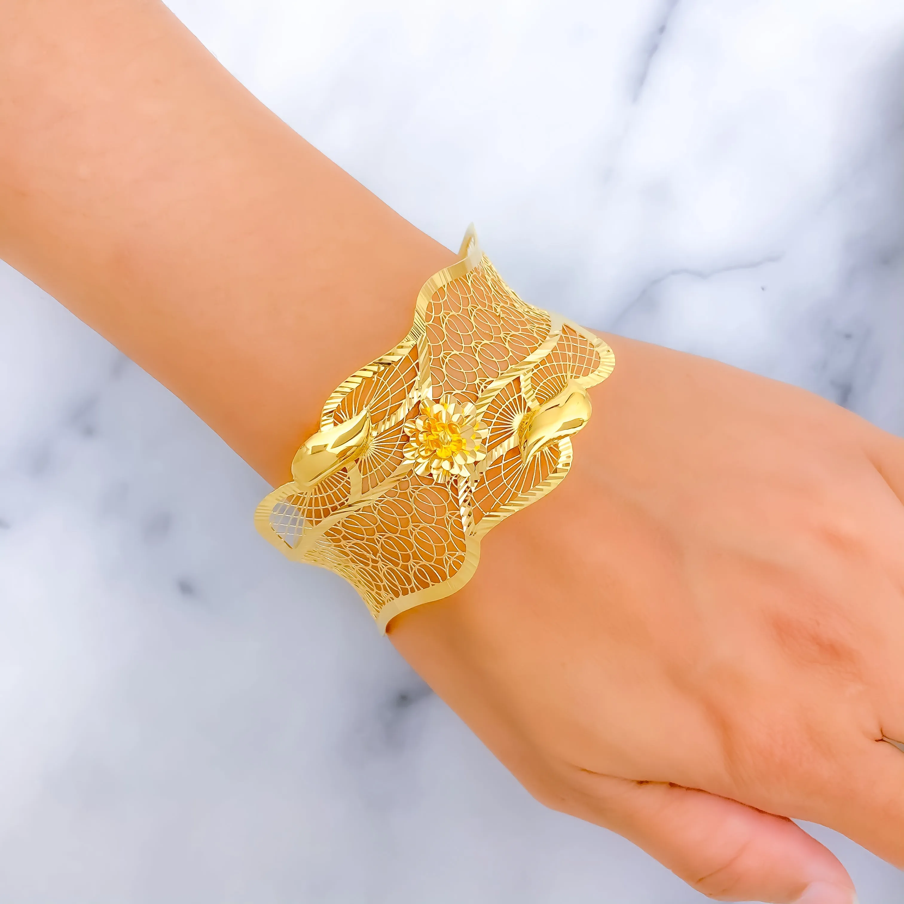 High Finish Wavy Net 21K Gold Bangle Bracelet