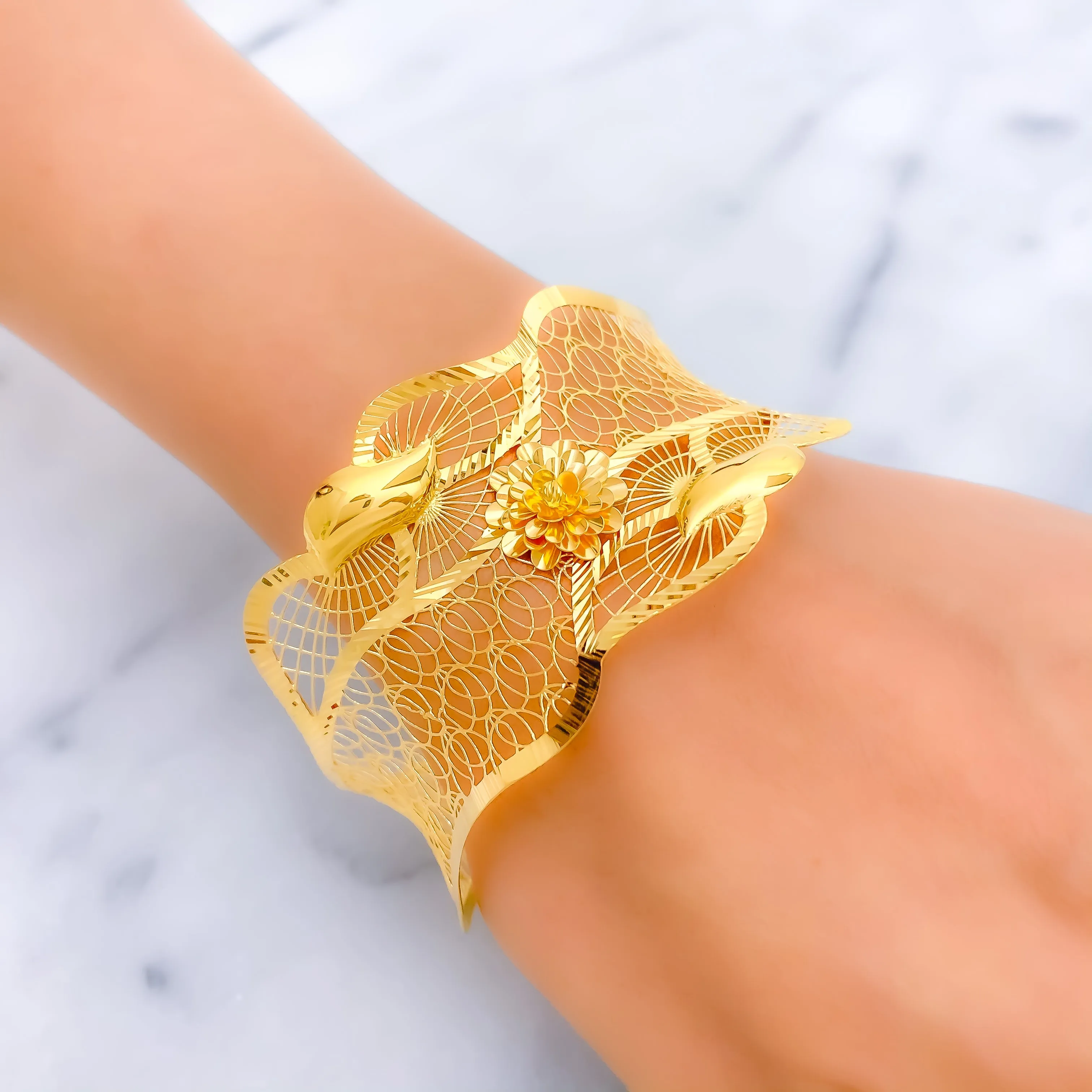 High Finish Wavy Net 21K Gold Bangle Bracelet