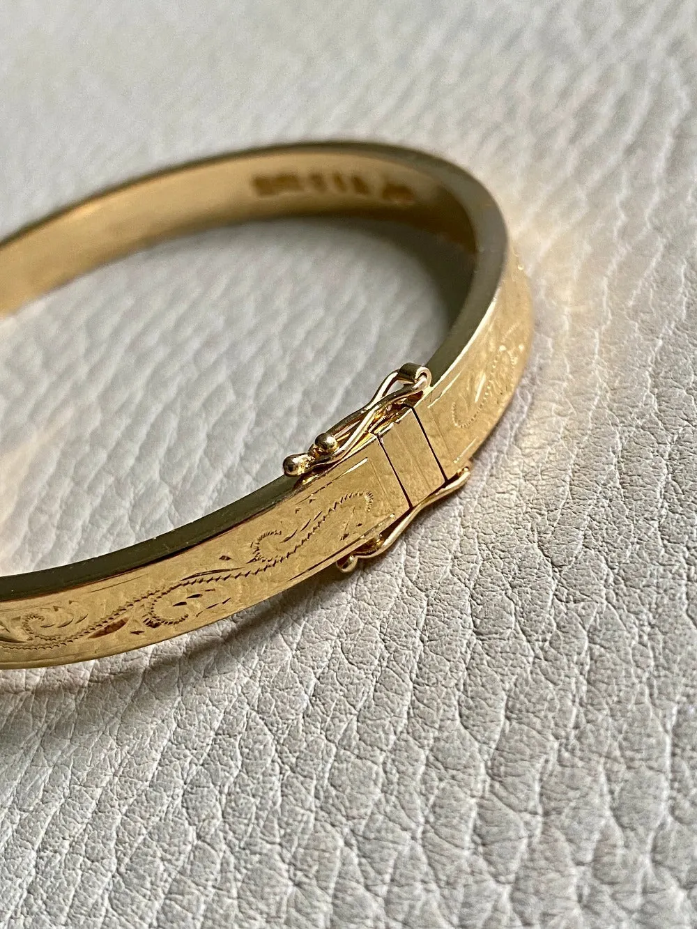 Made in 1951 - 18k gold hinged bangle with etched floral motif - By Heribert Engelbert - Stockholm, Sweden