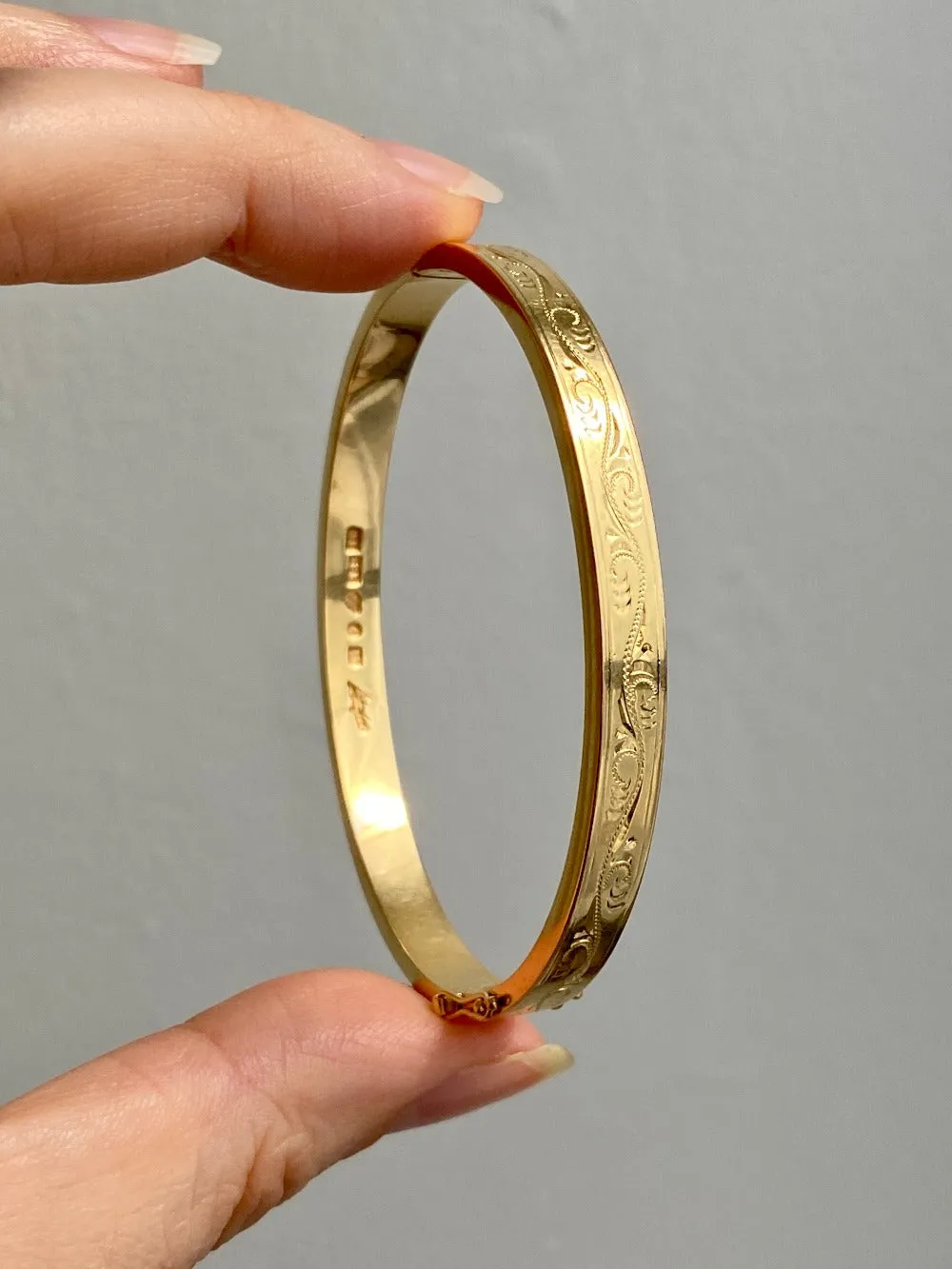 Made in 1951 - 18k gold hinged bangle with etched floral motif - By Heribert Engelbert - Stockholm, Sweden