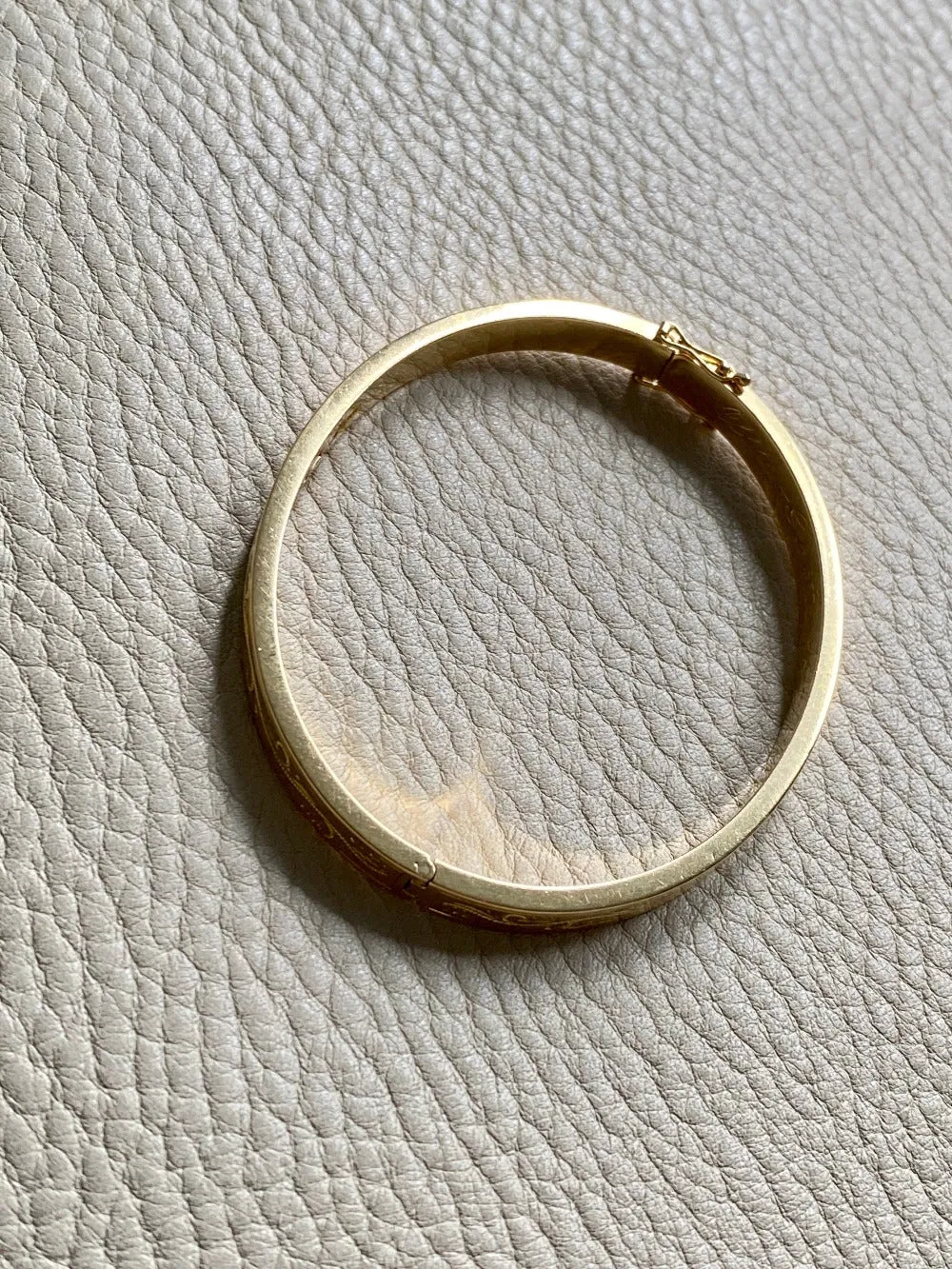 Made in 1951 - 18k gold hinged bangle with etched floral motif - By Heribert Engelbert - Stockholm, Sweden