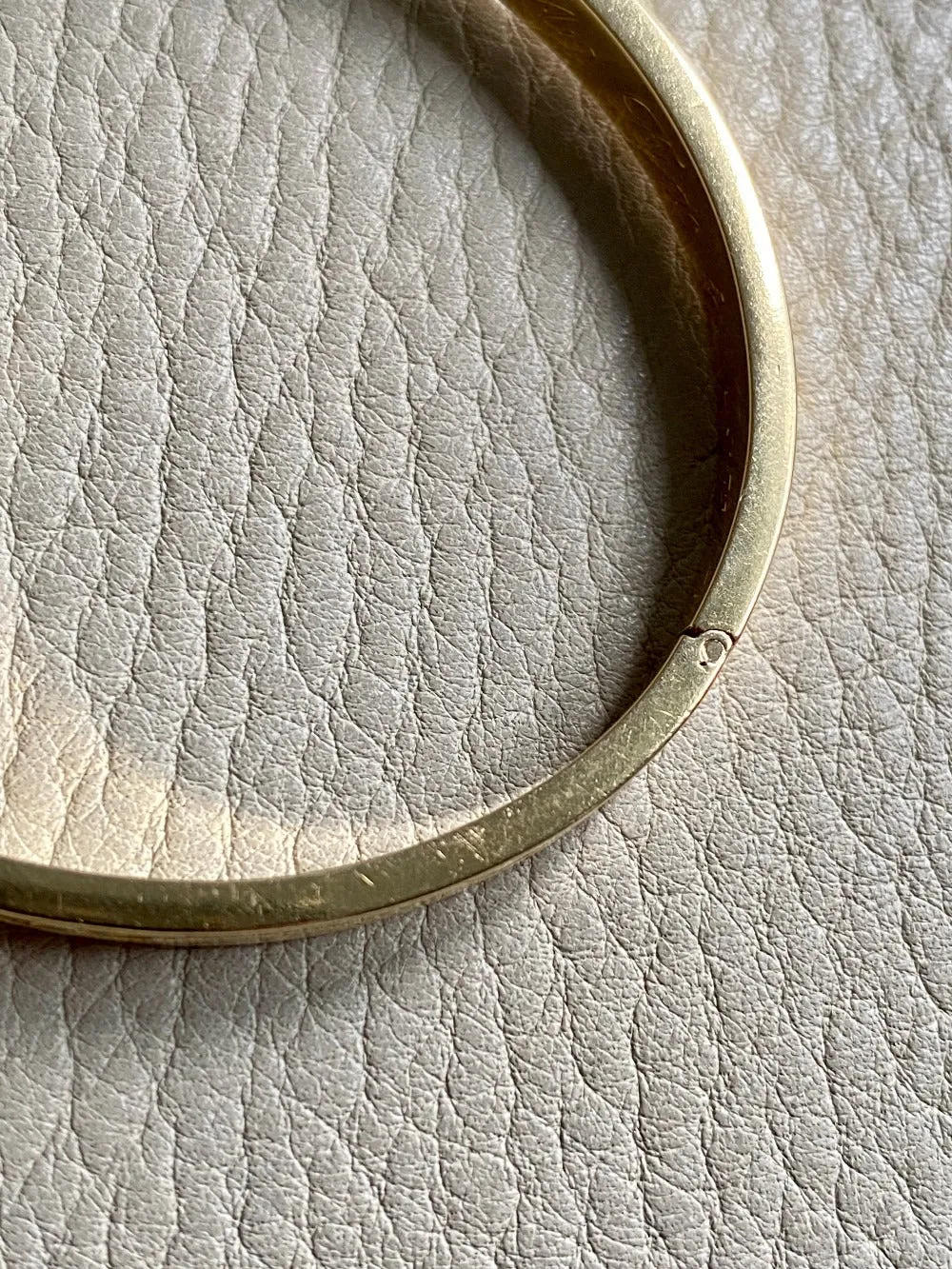Made in 1951 - 18k gold hinged bangle with etched floral motif - By Heribert Engelbert - Stockholm, Sweden