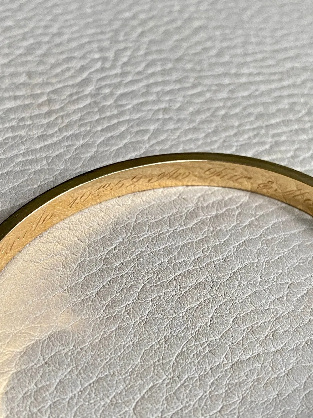 Made in 1951 - 18k gold hinged bangle with etched floral motif - By Heribert Engelbert - Stockholm, Sweden