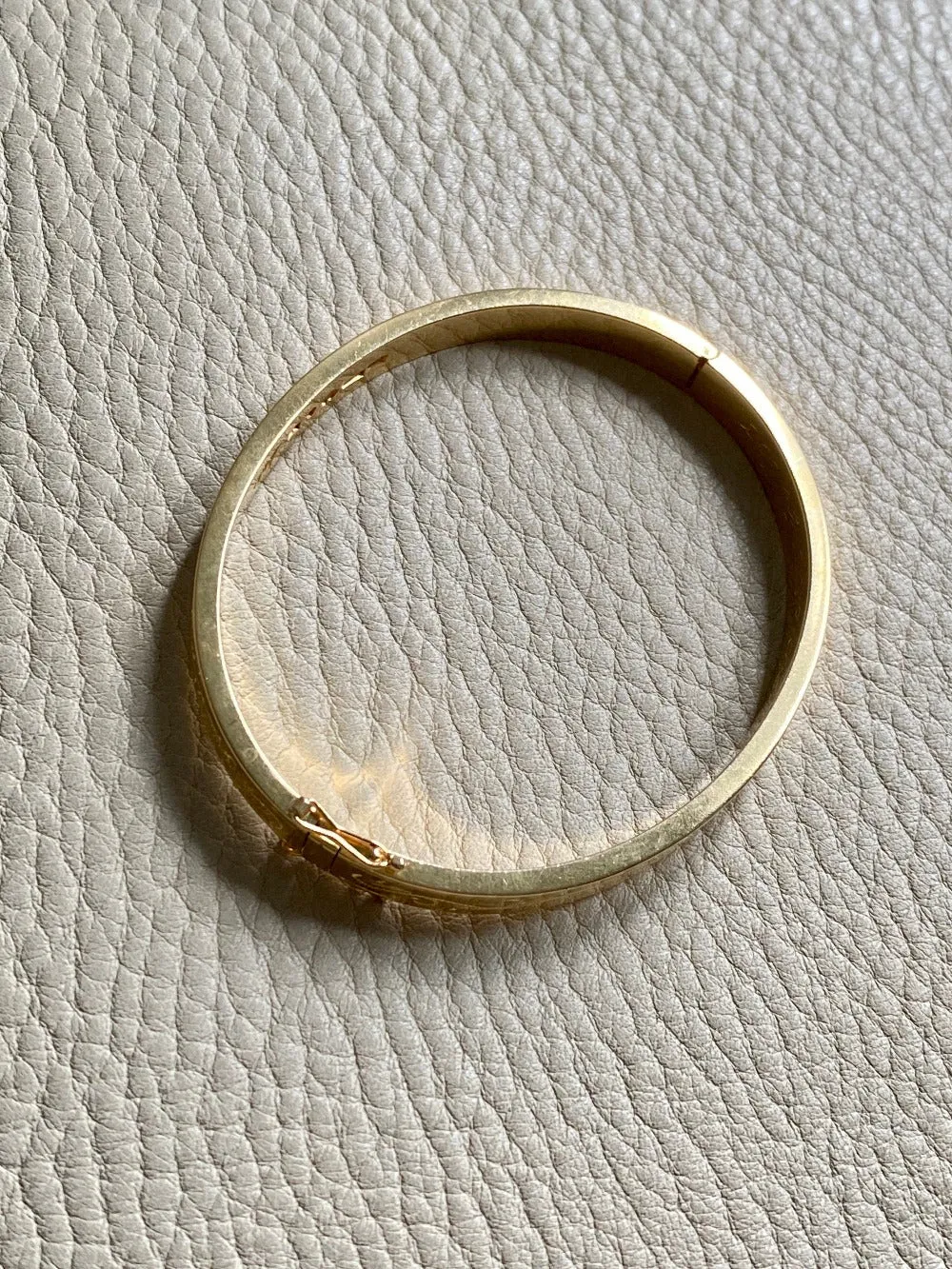Made in 1951 - 18k gold hinged bangle with etched floral motif - By Heribert Engelbert - Stockholm, Sweden