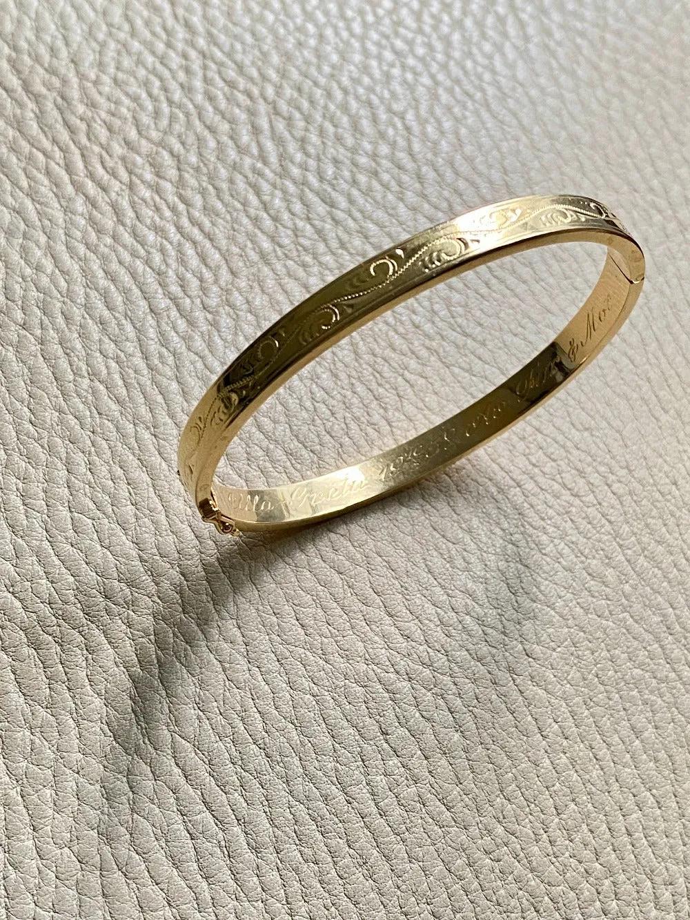 Made in 1951 - 18k gold hinged bangle with etched floral motif - By Heribert Engelbert - Stockholm, Sweden