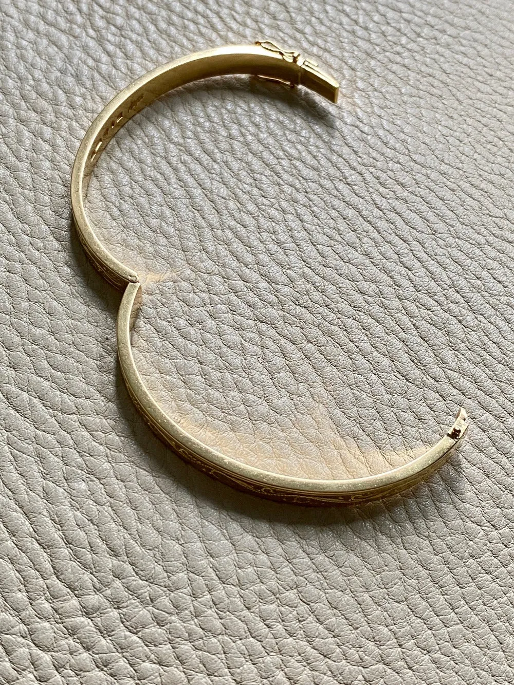 Made in 1951 - 18k gold hinged bangle with etched floral motif - By Heribert Engelbert - Stockholm, Sweden