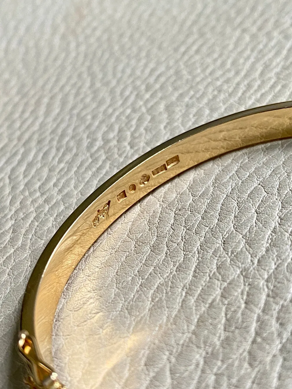 Made in 1951 - 18k gold hinged bangle with etched floral motif - By Heribert Engelbert - Stockholm, Sweden