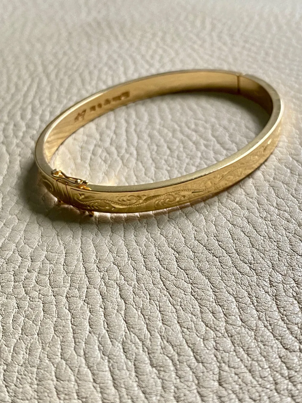 Made in 1951 - 18k gold hinged bangle with etched floral motif - By Heribert Engelbert - Stockholm, Sweden