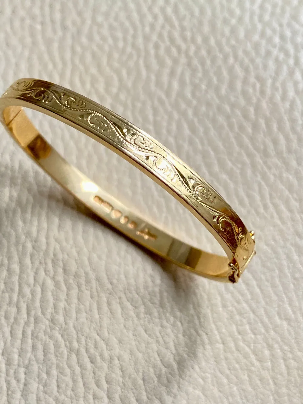 Made in 1951 - 18k gold hinged bangle with etched floral motif - By Heribert Engelbert - Stockholm, Sweden