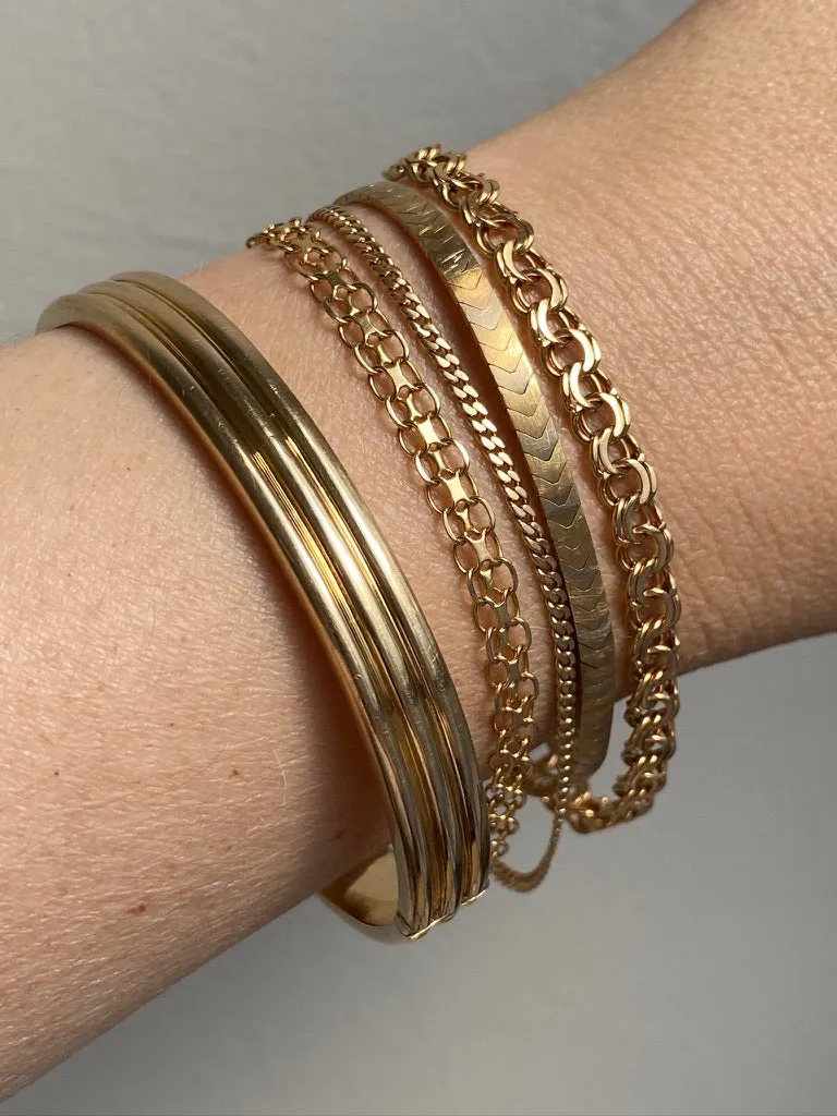 Made in 1952 - 18k gold hinged bangle with ridged hemispheres - 7.4 inch interior circumference