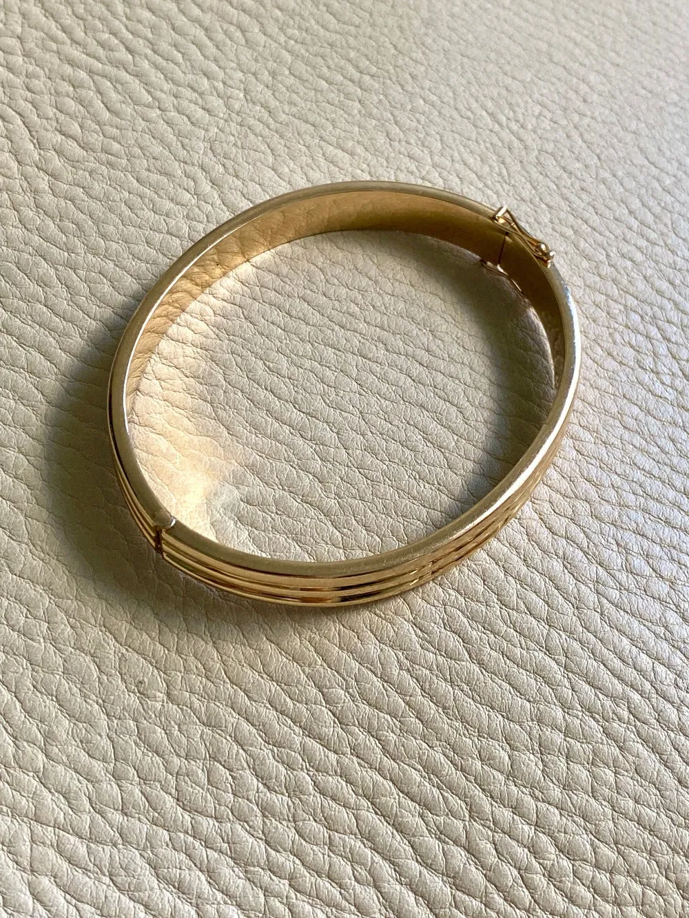 Made in 1952 - 18k gold hinged bangle with ridged hemispheres - 7.4 inch interior circumference