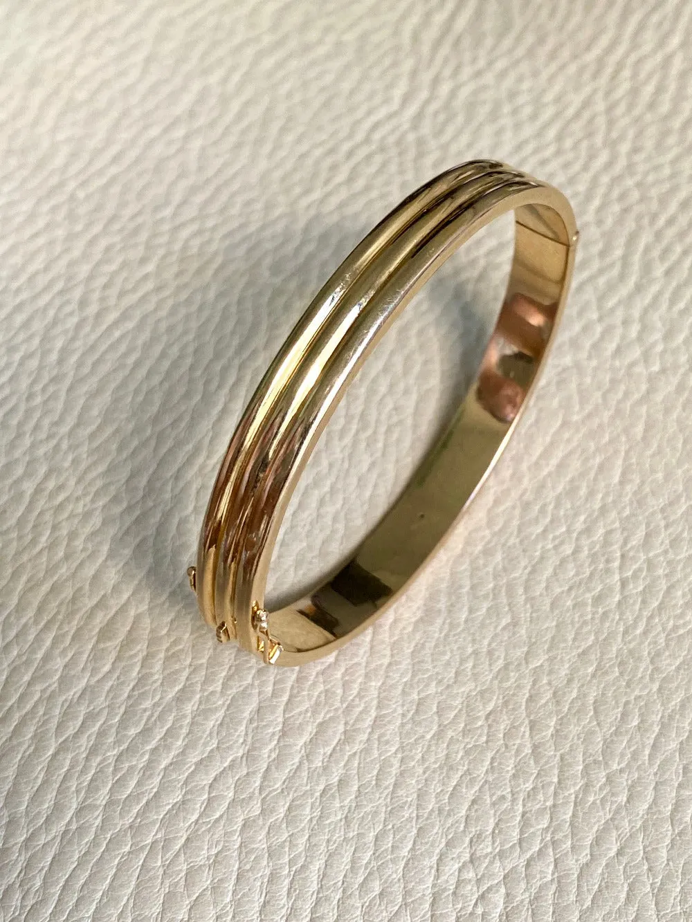 Made in 1952 - 18k gold hinged bangle with ridged hemispheres - 7.4 inch interior circumference