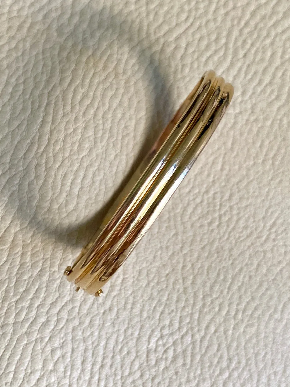 Made in 1952 - 18k gold hinged bangle with ridged hemispheres - 7.4 inch interior circumference
