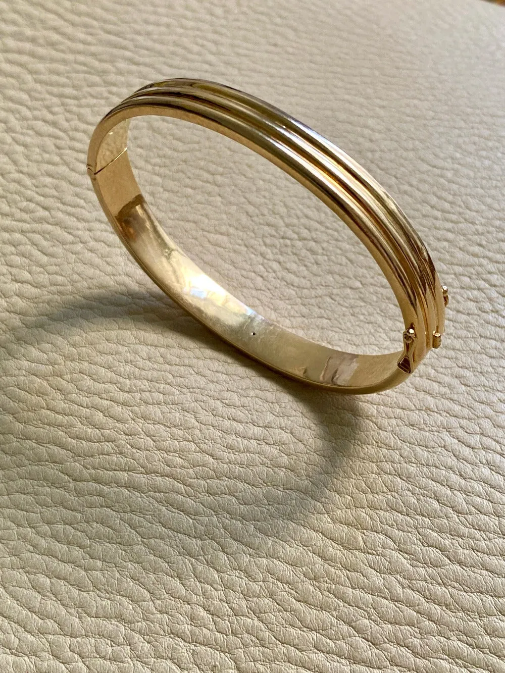 Made in 1952 - 18k gold hinged bangle with ridged hemispheres - 7.4 inch interior circumference