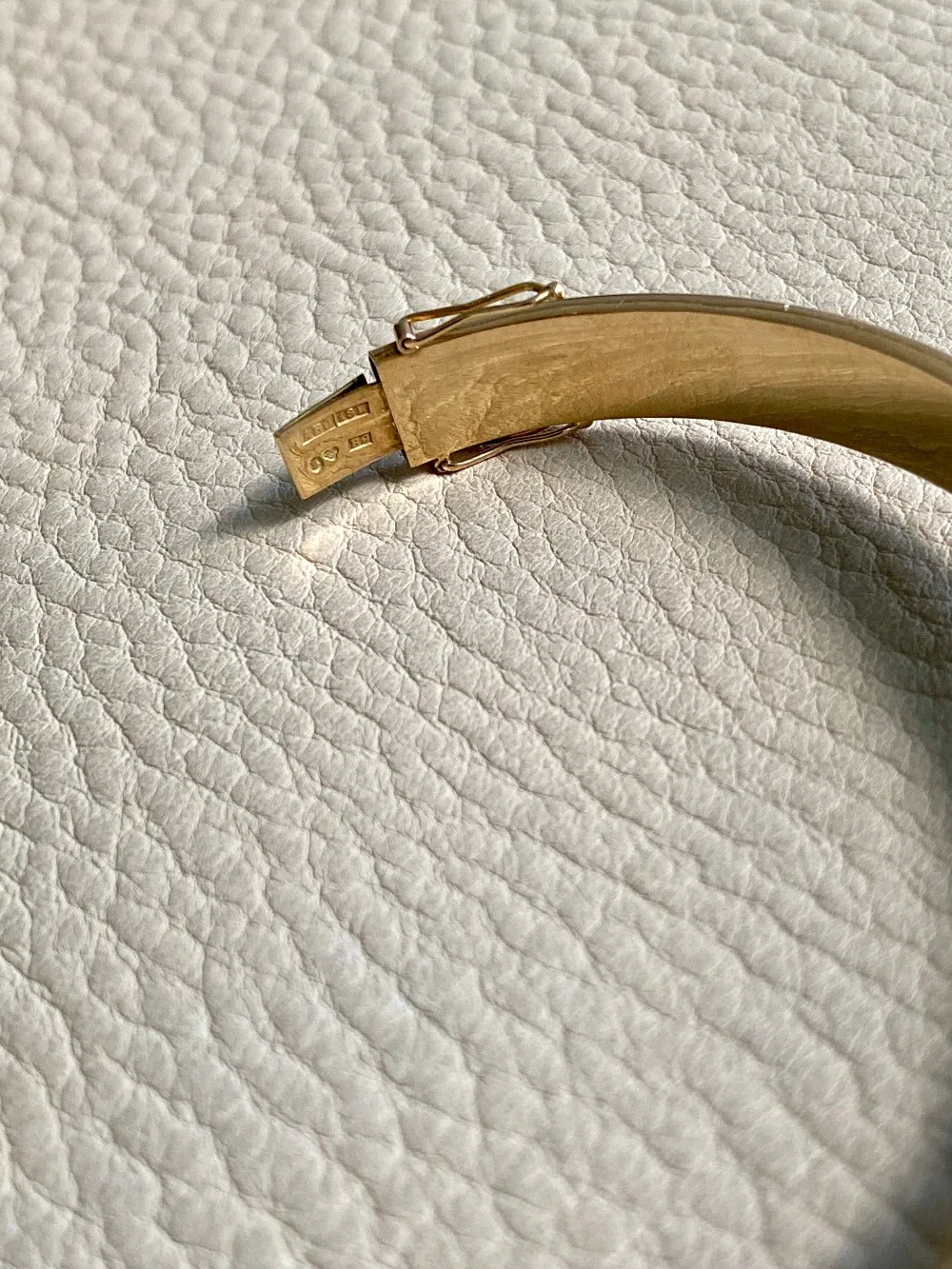 Made in 1952 - 18k gold hinged bangle with ridged hemispheres - 7.4 inch interior circumference