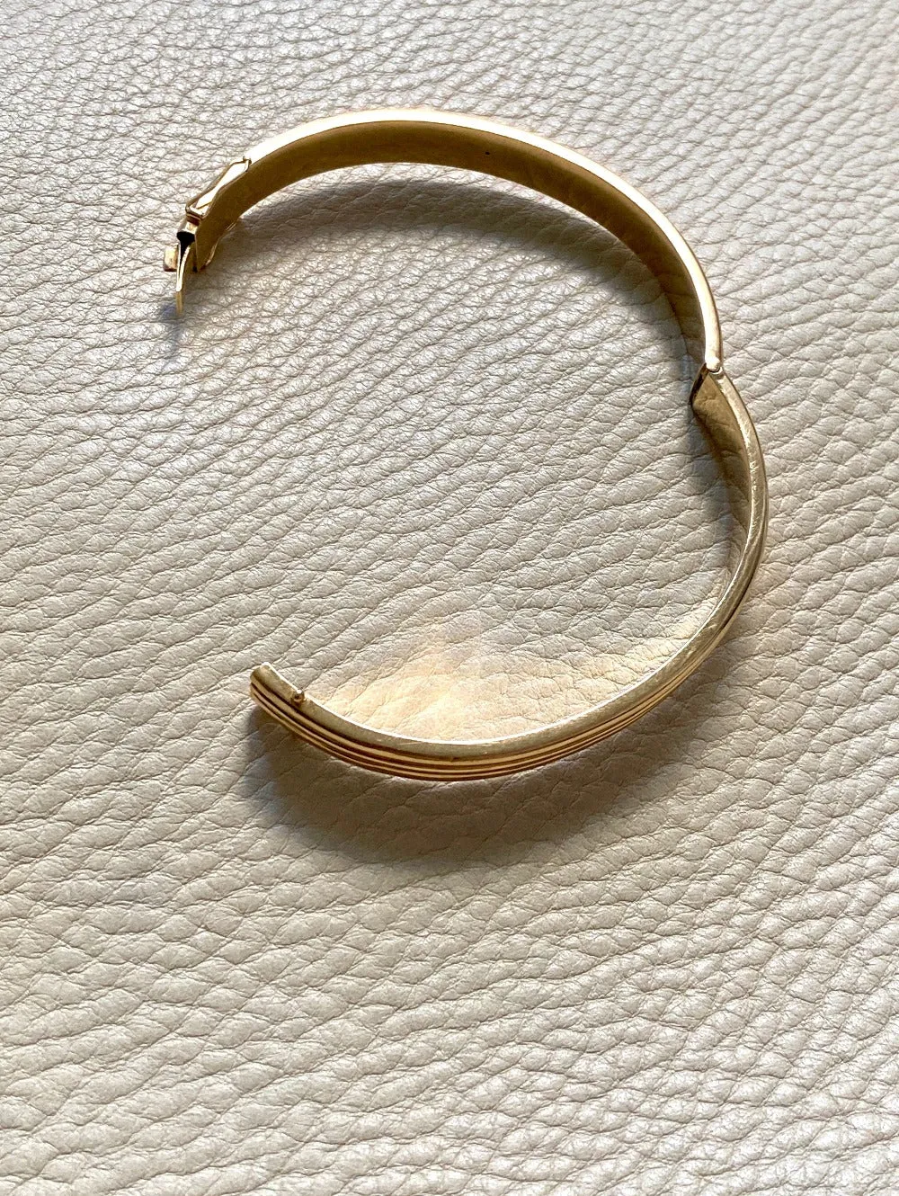 Made in 1952 - 18k gold hinged bangle with ridged hemispheres - 7.4 inch interior circumference