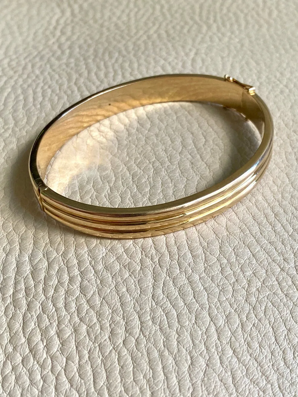 Made in 1952 - 18k gold hinged bangle with ridged hemispheres - 7.4 inch interior circumference
