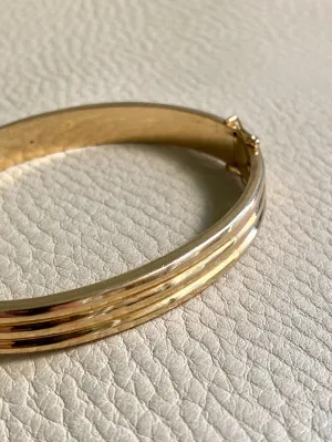 Made in 1952 - 18k gold hinged bangle with ridged hemispheres - 7.4 inch interior circumference