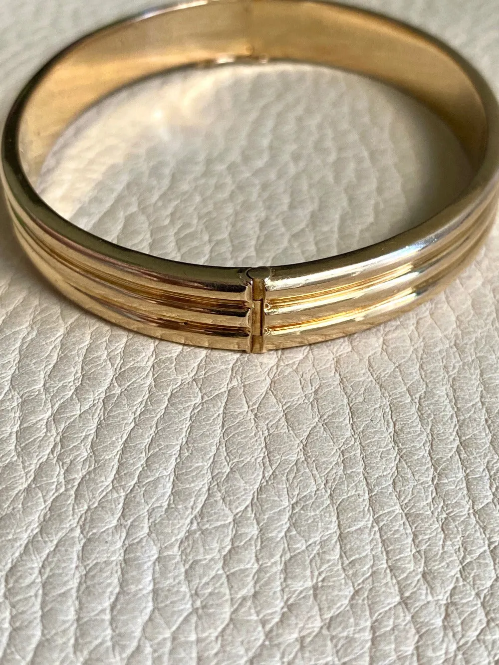 Made in 1952 - 18k gold hinged bangle with ridged hemispheres - 7.4 inch interior circumference