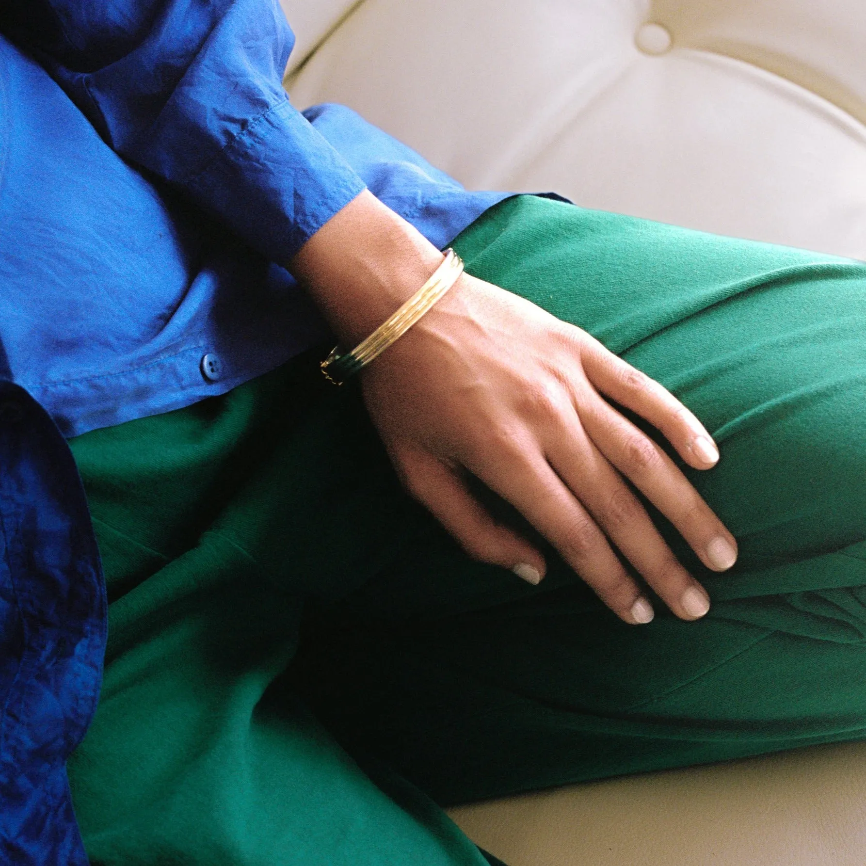 Made in 1952 - 18k gold hinged bangle with ridged hemispheres - 7.4 inch interior circumference