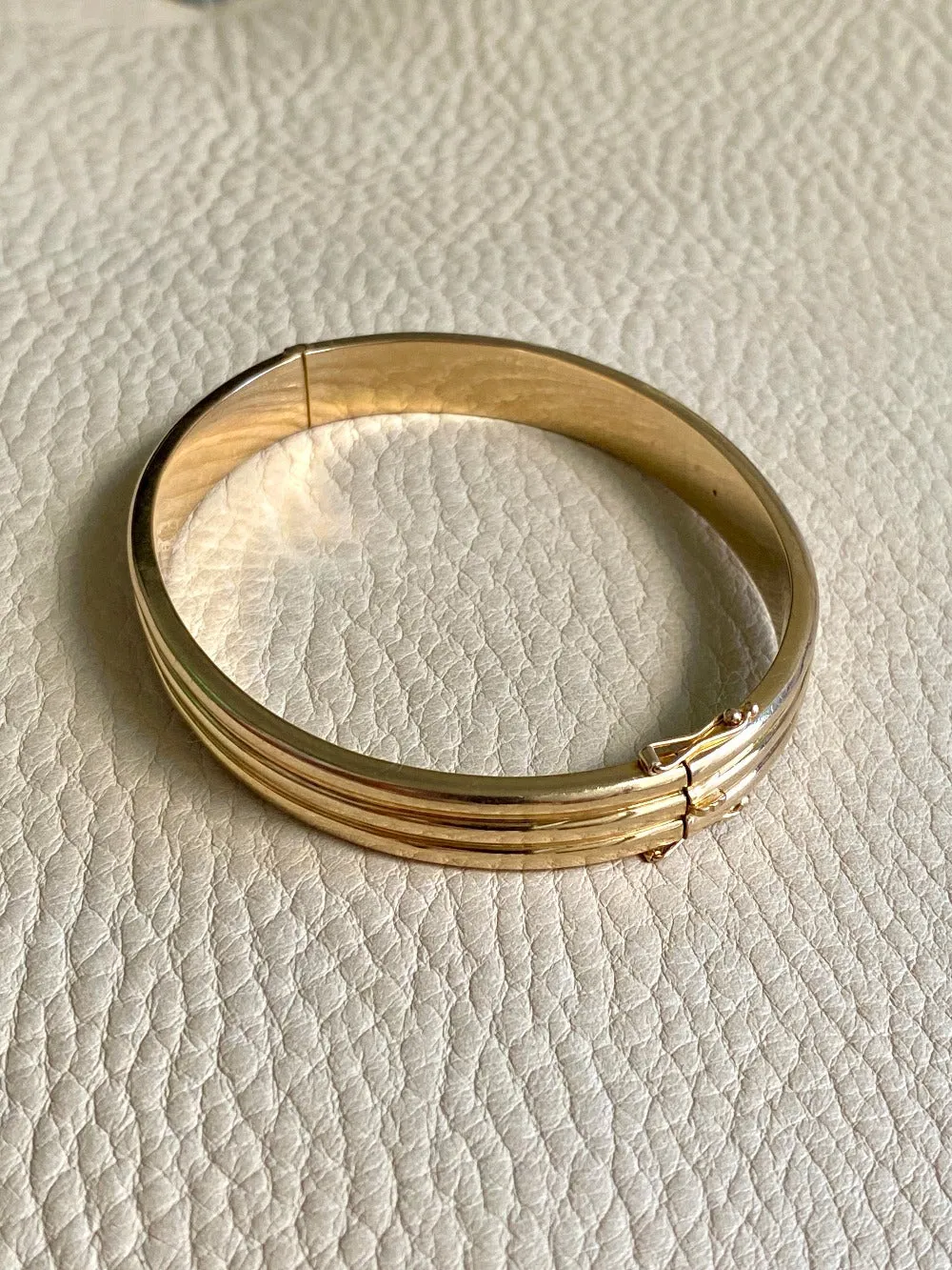 Made in 1952 - 18k gold hinged bangle with ridged hemispheres - 7.4 inch interior circumference