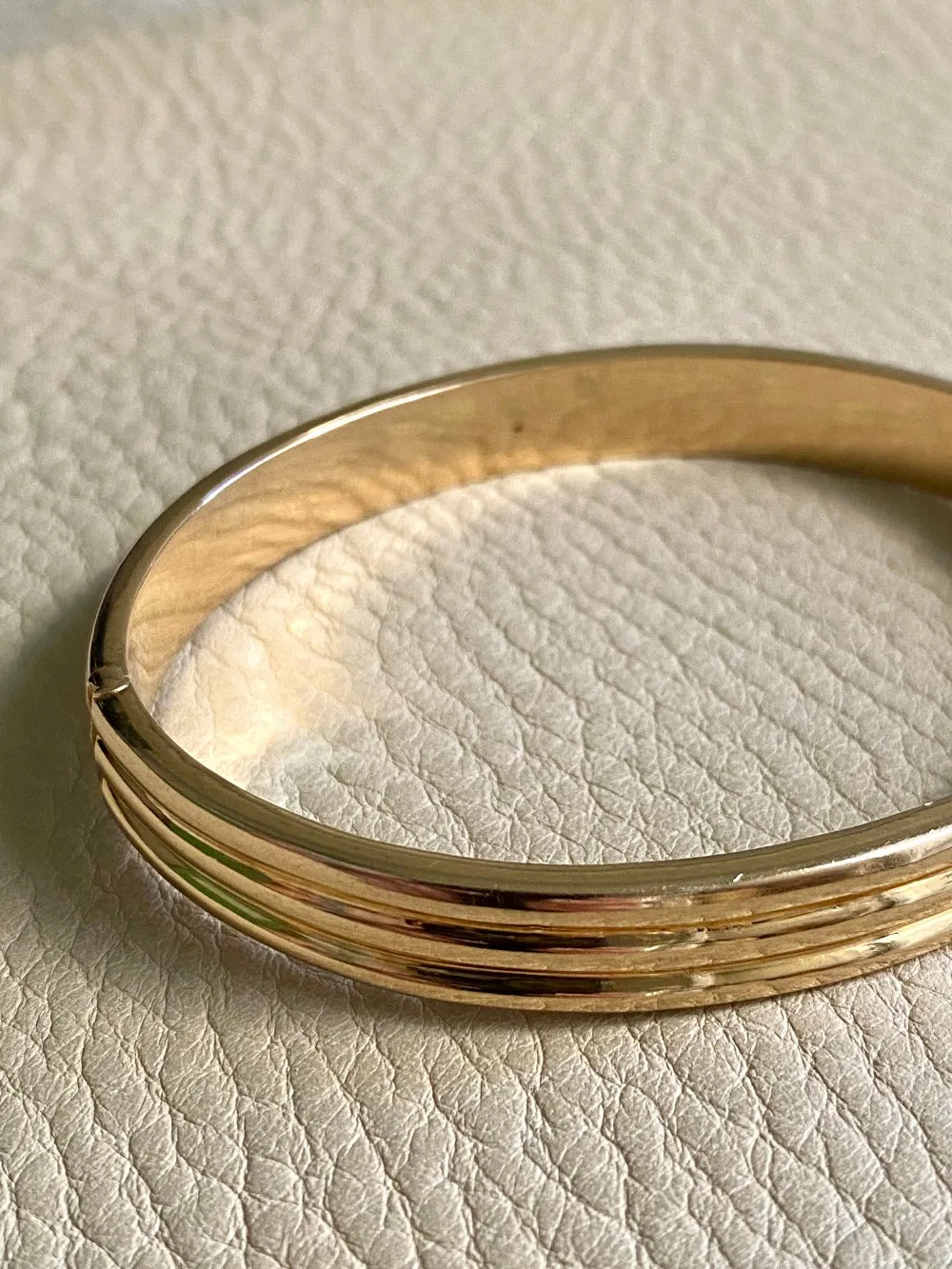 Made in 1952 - 18k gold hinged bangle with ridged hemispheres - 7.4 inch interior circumference