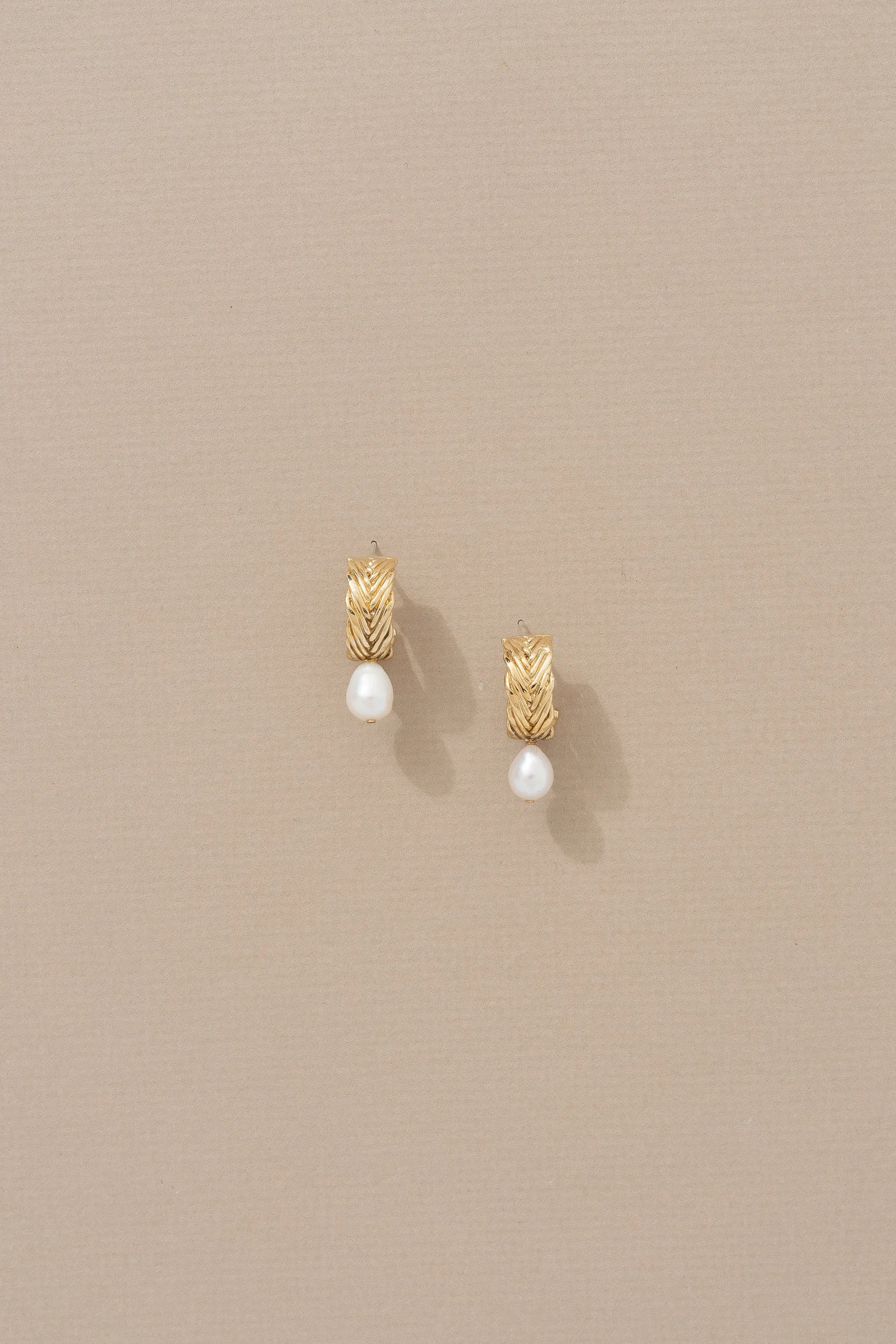 MARINA HOOPS IN PETITE PEARLS