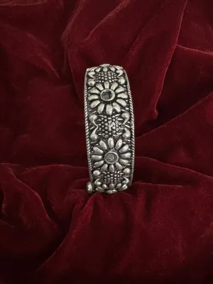 Rishi Textured Bracelet | Kada