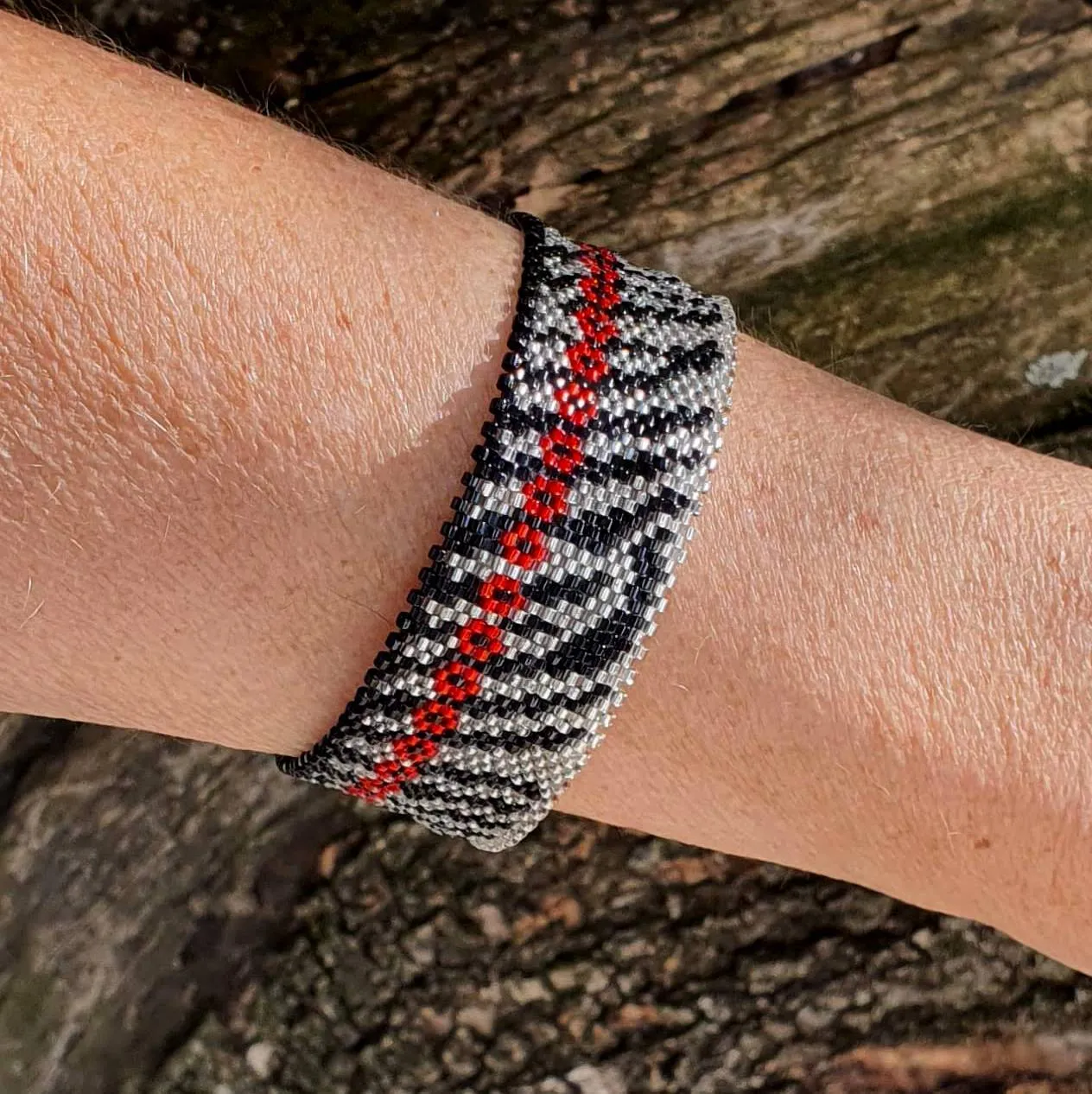 Vertical Peyote Pattern - Bracelet ZEBROU