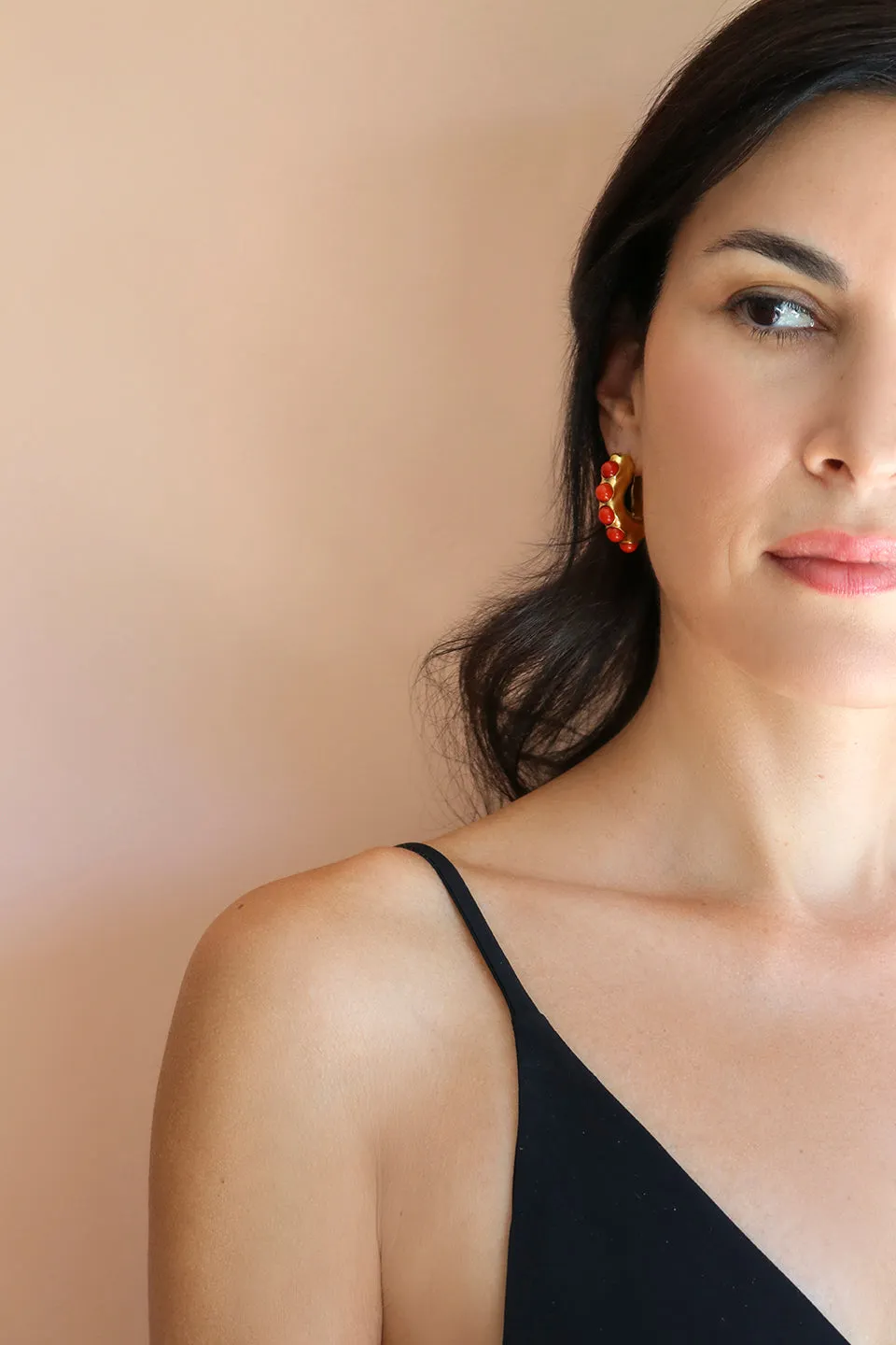 WAVE HOOP EARRINGS WITH CORAL COLORED STONES
